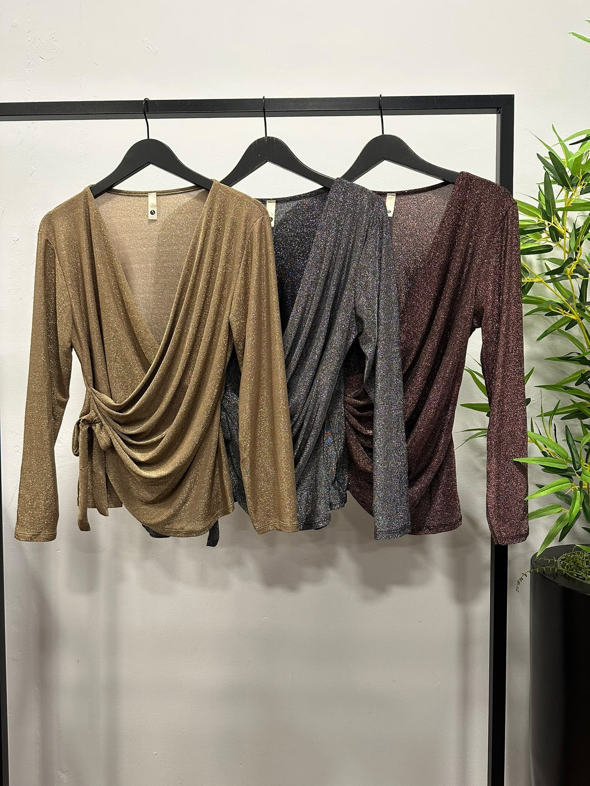 Chastar blouse met glitter, V-hals, lange mouwen en strikdetail in Camel, Grijs en Bruin, vooraanzicht