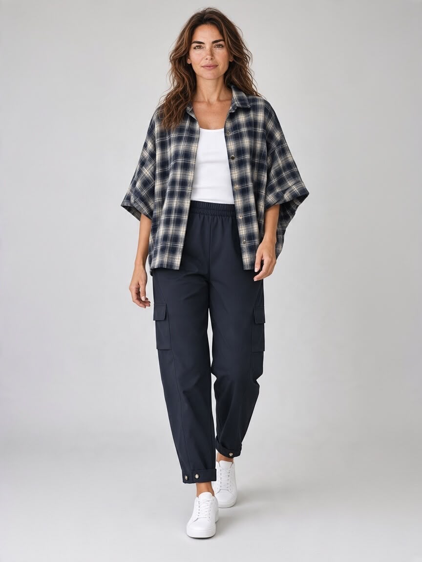 Chastar Blouse Marjolaine in Blauw met ruitdessin en kraag, wijd model open gedragen van voren.