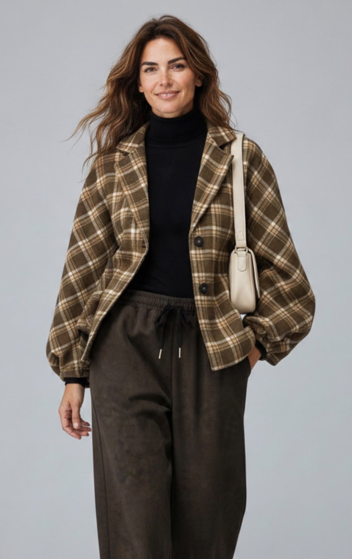 Chastar Jas Eulalie in Camel gedragen door een model, met ruitdessin en knoopsluiting