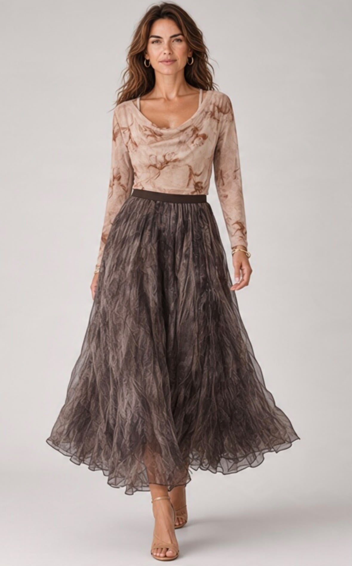 Fashion Chastar Top Laurentine in Beige met bloemenprint, watervalhals en lange mouwen, gedragen door model