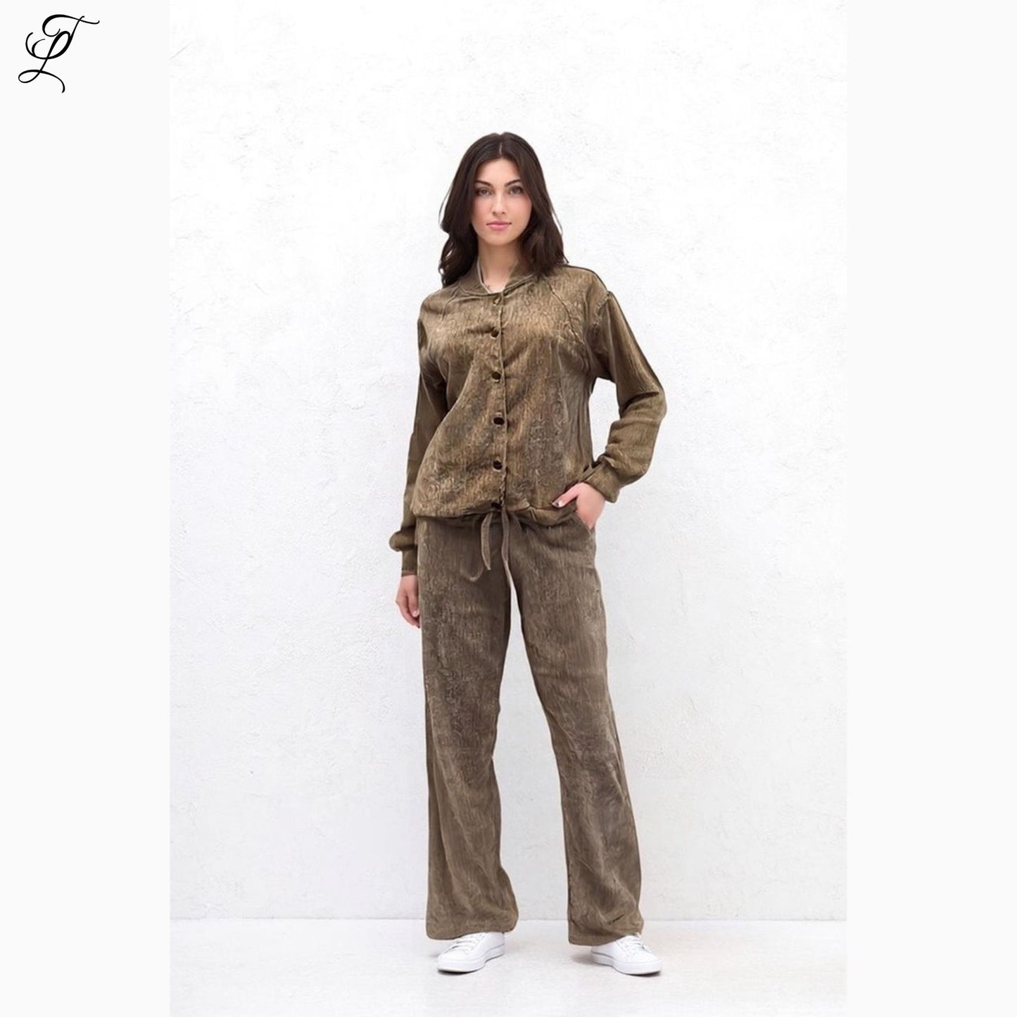 Chastar Fluwelen Set Lou in chocoladebruin met zachte bomberjas en rechte broek voor comfort en luxe.