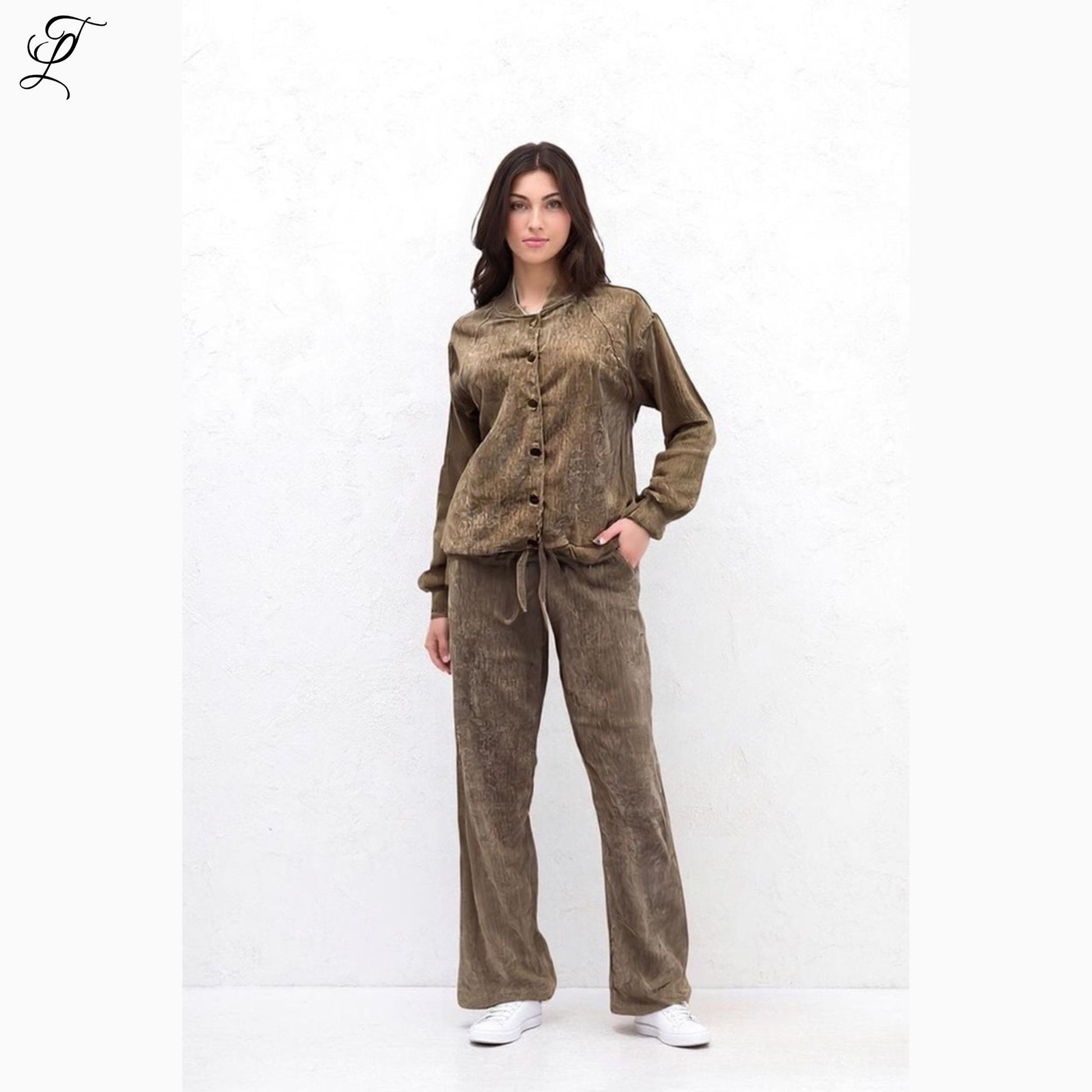 Chastar Fluwelen Set Lou in chocoladebruin met zachte bomberjas en rechte broek voor comfort en luxe.