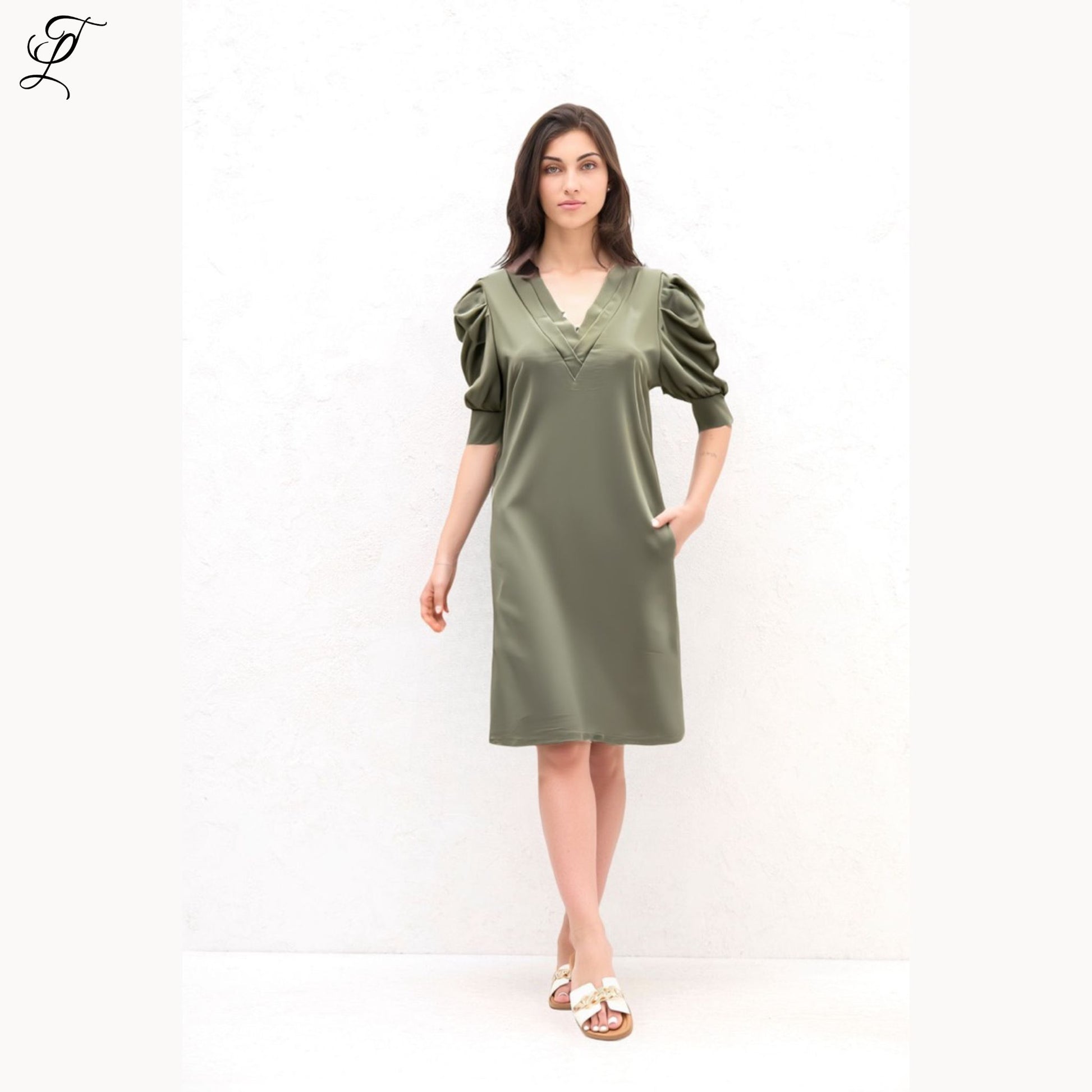 Chastar Tricot Jurk met Pofmouwen in army groen met V-hals en rechte pasvorm, elegant en comfortabel jurken tunieken nieuw zomer collectie