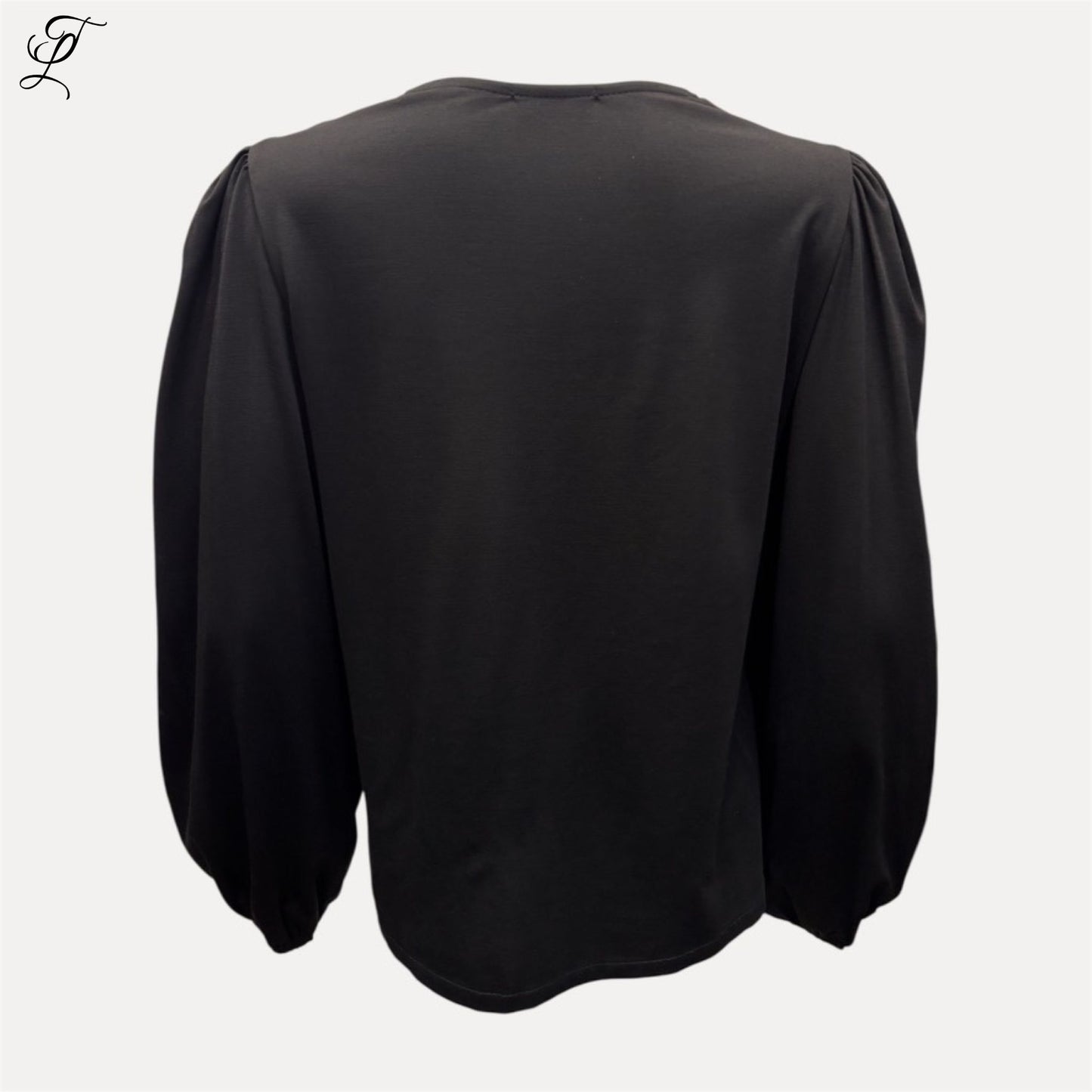 Zwarte Chastar Tricot Top Mila met lange mouwen en subtiele plissé details, elegant voor diverse gelegenheden.