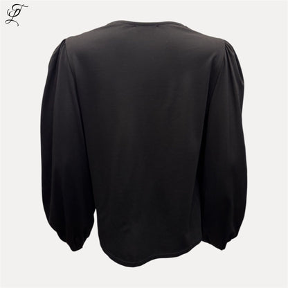 Zwarte Chastar Tricot Top Mila met lange mouwen en subtiele plissé details, elegant voor diverse gelegenheden.