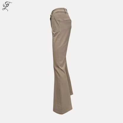 Chastar Flair Broek in elegante beige uitvoering, zijwaarts gefotografeerd met subtiel uitlopende pijpen. De broek toont een strakke taillepartij en klassieke zakken aan de zijkant, perfect voor een stijlvolle zakelijke of casual look. Home page, Collectie, Bestsellers