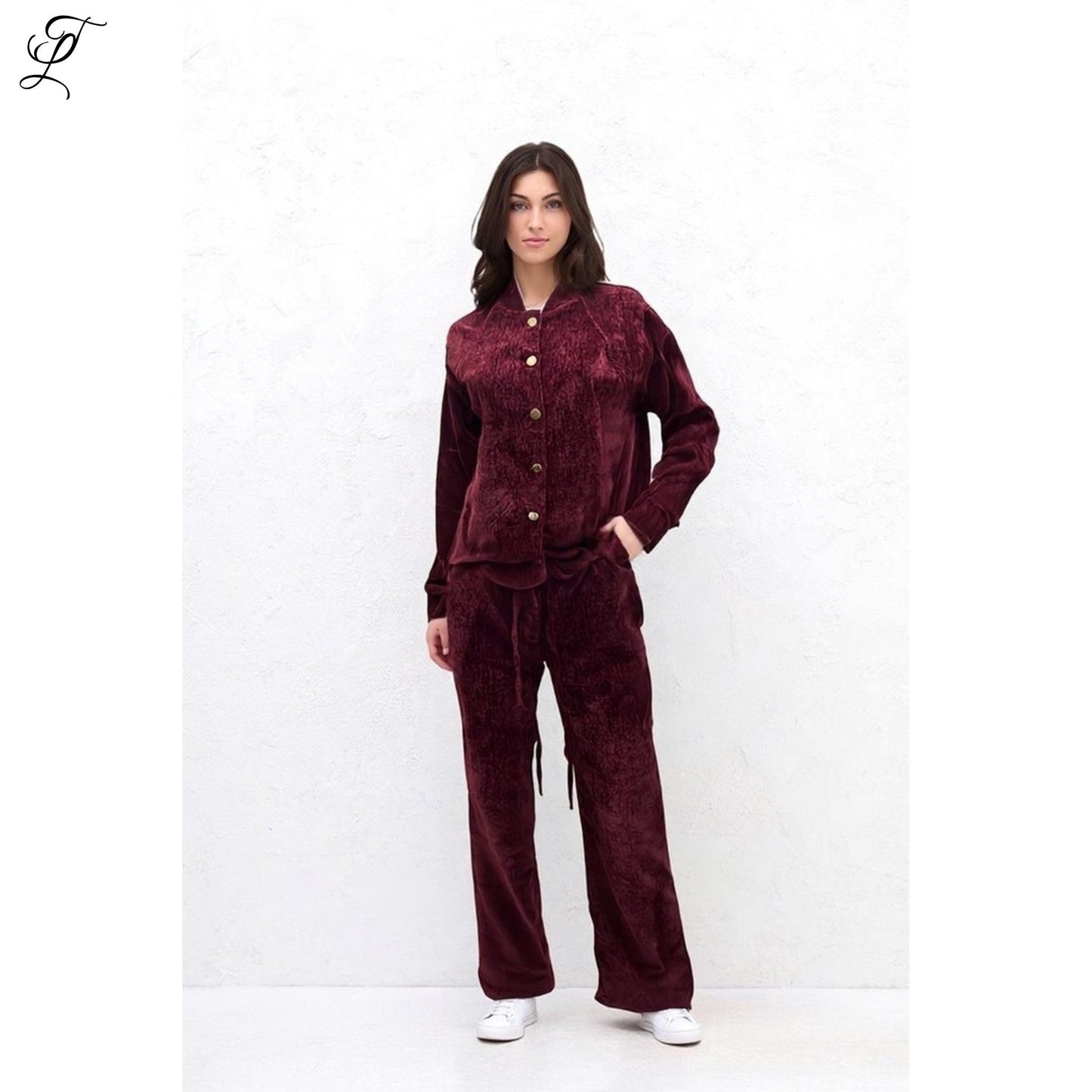 Chastar Fluwelen Bomberjas Lou in bordeaux met gouden knopen, losse fit en luxe fluweel voor comfort en elegantie.
