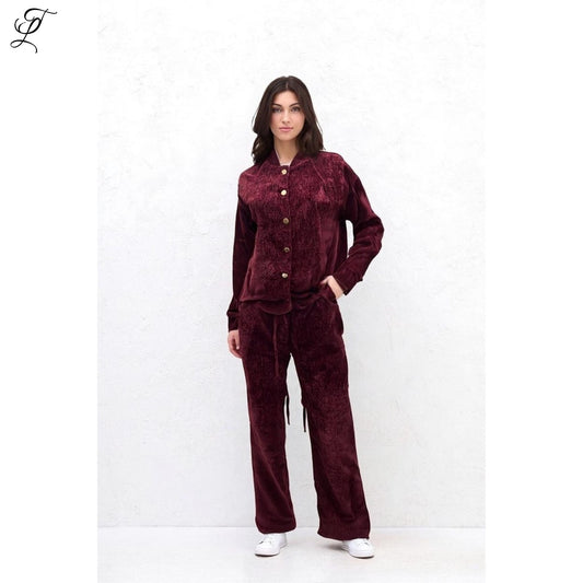Chastar Fluwelen Bomberjas Lou in bordeaux met gouden knopen, losse fit en luxe fluweel voor comfort en elegantie.