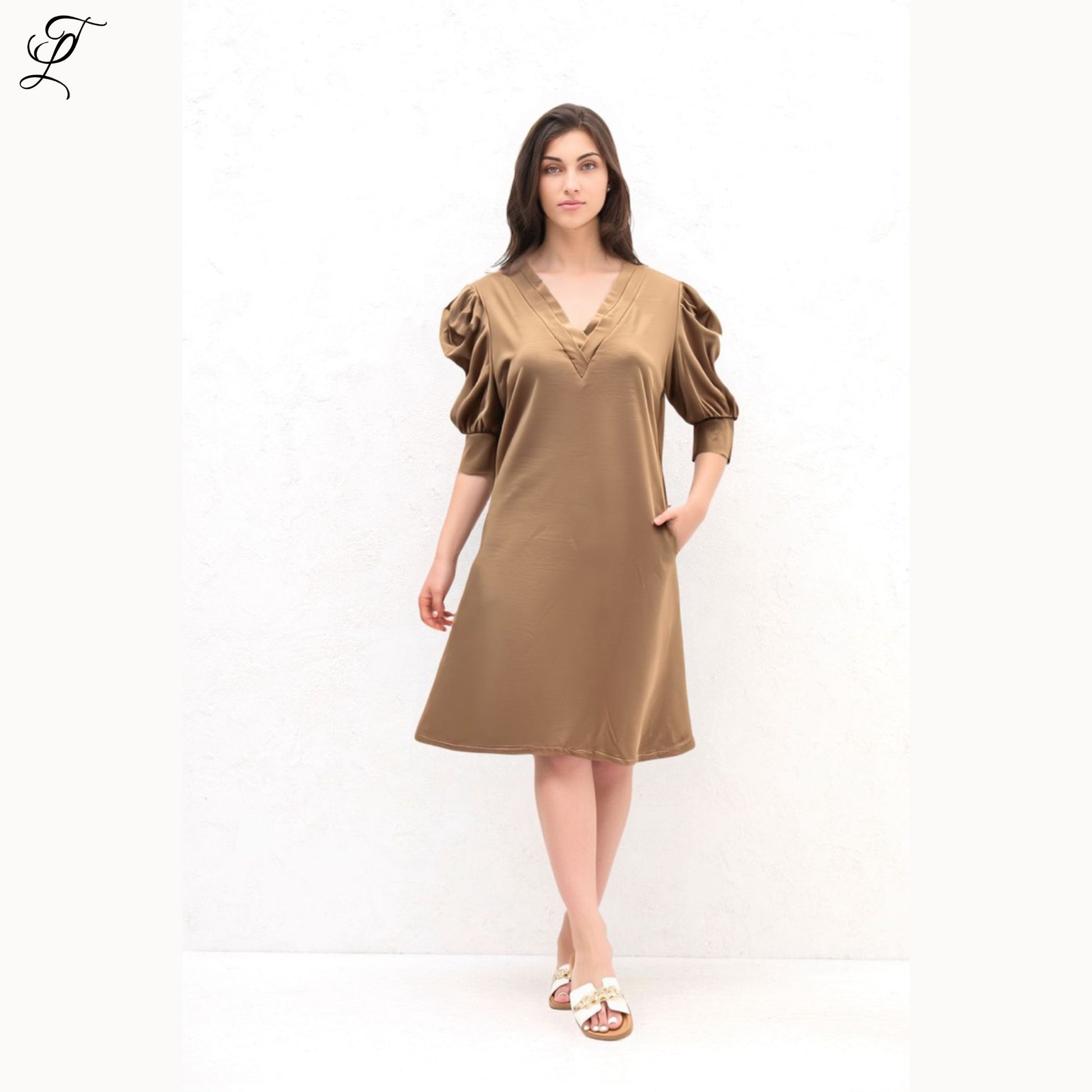 Chastar Tricot Jurk met Pofmouwen in camel, rechte pasvorm en V-hals, elegant en comfortabel Jurken & Tunieken