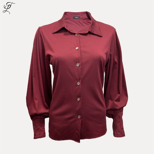 Chastar Tricot Blouse Amira in wijnrood met klassieke kraag, geplooide mouwen en lichte stretch voor comfort en stijl.