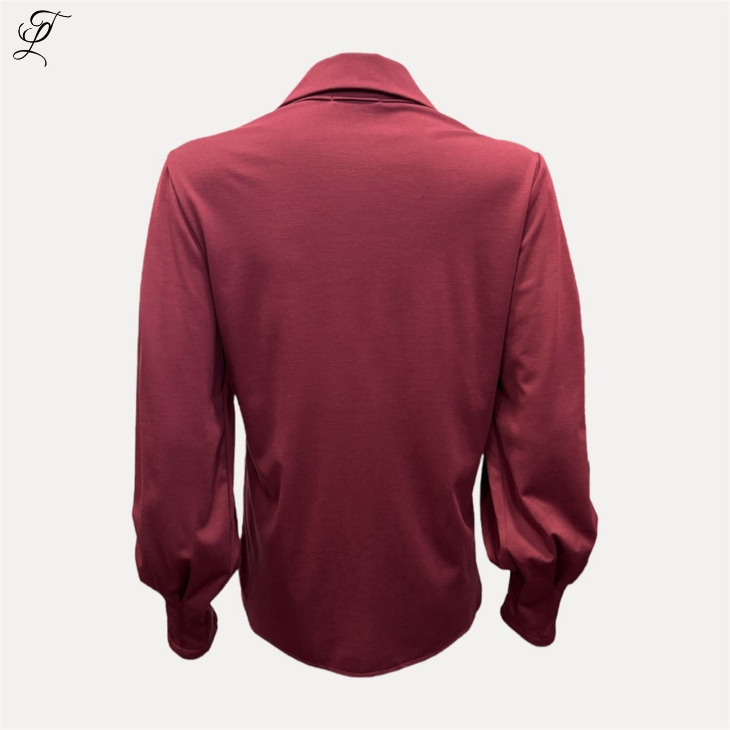 Achterzijde van wijnrode Chastar Tricot Blouse Amira met klassieke kraag en subtiel geplooide mouwen, herfstcollectie.