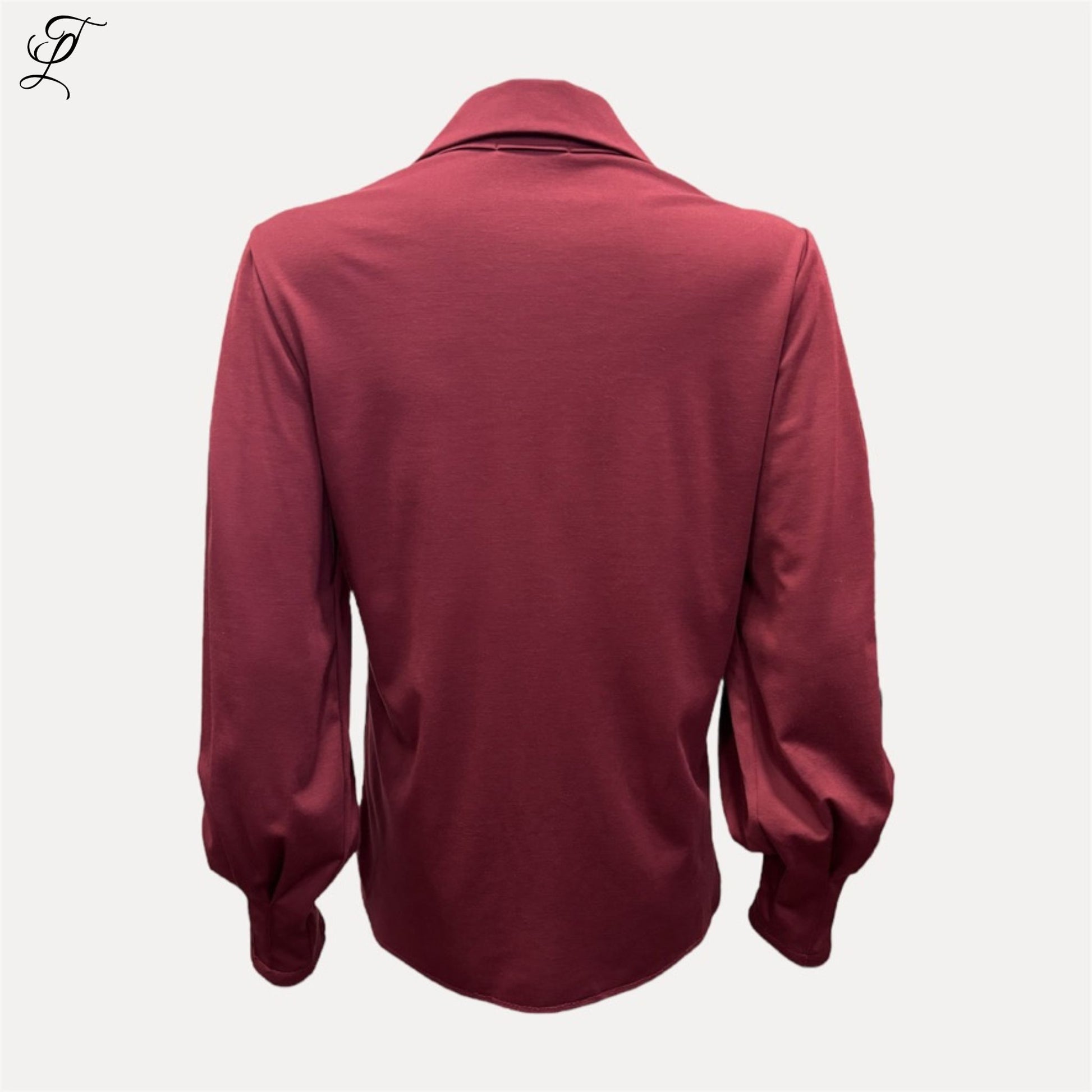 Achterzijde van wijnrode Chastar Tricot Blouse Amira met klassieke kraag en subtiel geplooide mouwen, herfstcollectie.