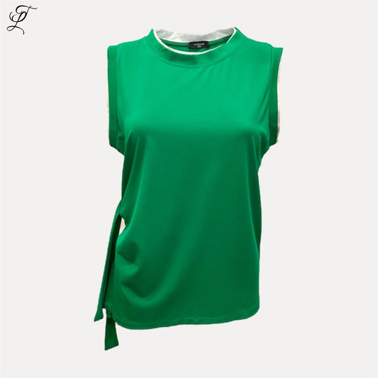 Chastar Tricot Top in fris groen met mouwloos design, zijsplit en speels knooplint voor een casual look.