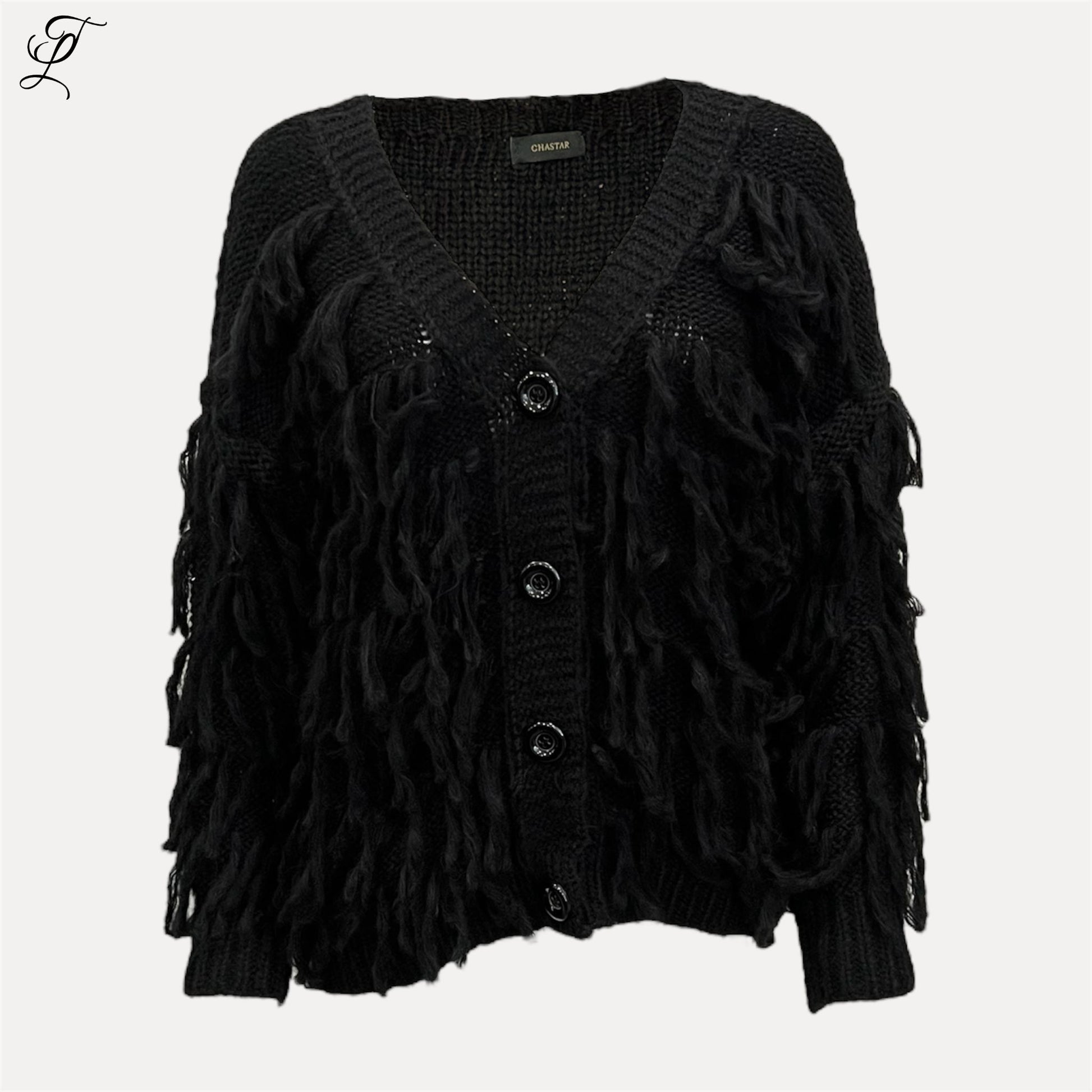 Zwart Chastar Fringe Knit vest met losse franjes, knoopsluiting en V-hals voor veelzijdige herfststijl.