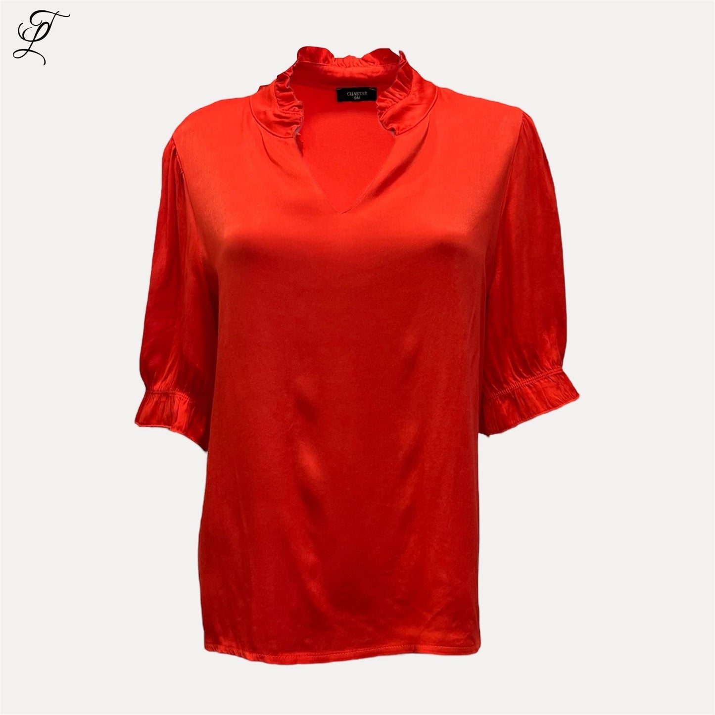 Chastar Zijde Viscose V-Top in vuurrood met elegante ruches langs hals en mouwen, gemaakt van zachte zijdemix