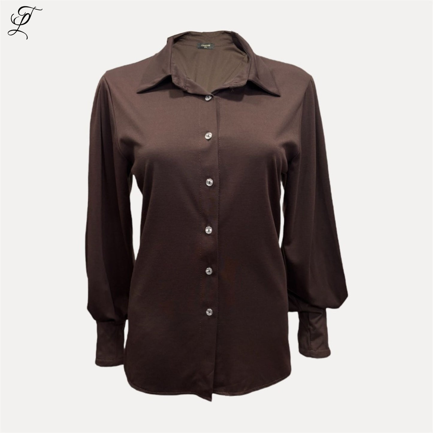 Chastar Tricot blouse Amira in chocoladebruin met klassieke kraag, doorknoopsluiting en subtiel geplooide mouwen.