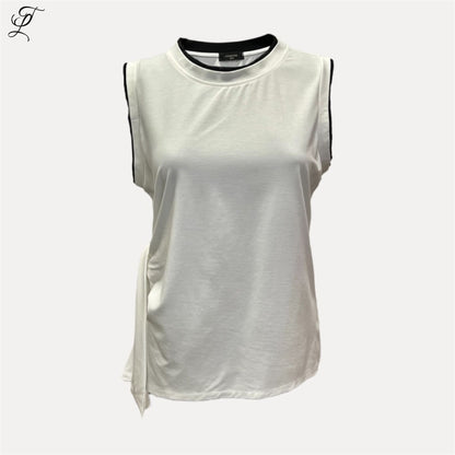 Chastar Tricot Top mouwloos offwhite met contrasterende bies en speels strikdetail voor een casual zomerse look.
