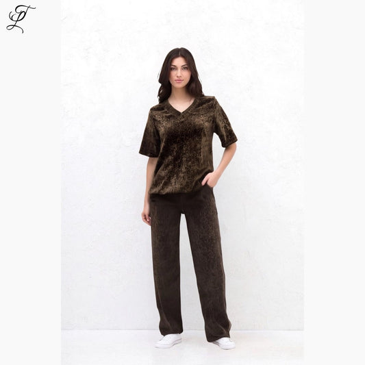 Chastar Fluwelen Set Sofie in donkerbruin met V-hals top en rechte broek met elastische taille.