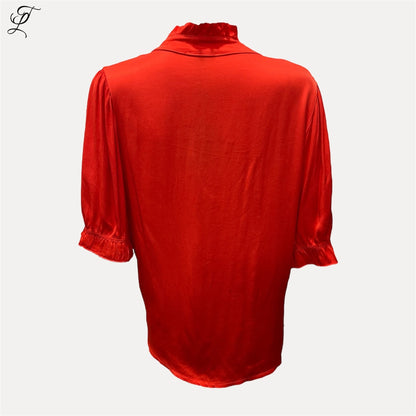 Chastar Zijde Viscose V-Top in vuurrood met elegante ruches aan de hals en mouwen, gemaakt van luxe zijdemix