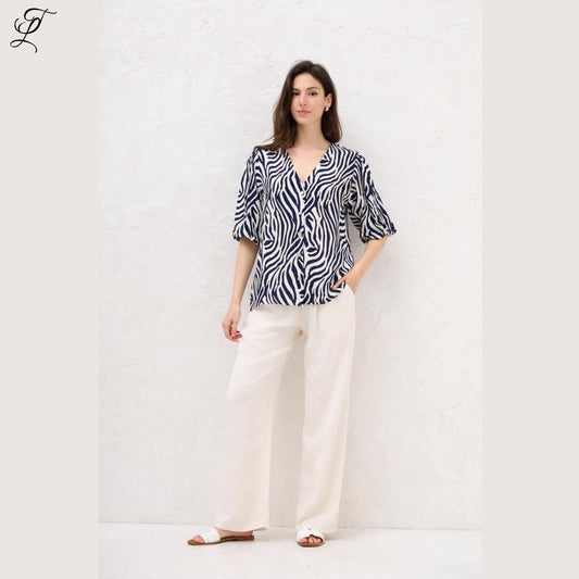 Chastar Viscose Blouse Zebra Print met luchtige pasvorm en elastische pofmouwen voor een stijlvolle casual look.