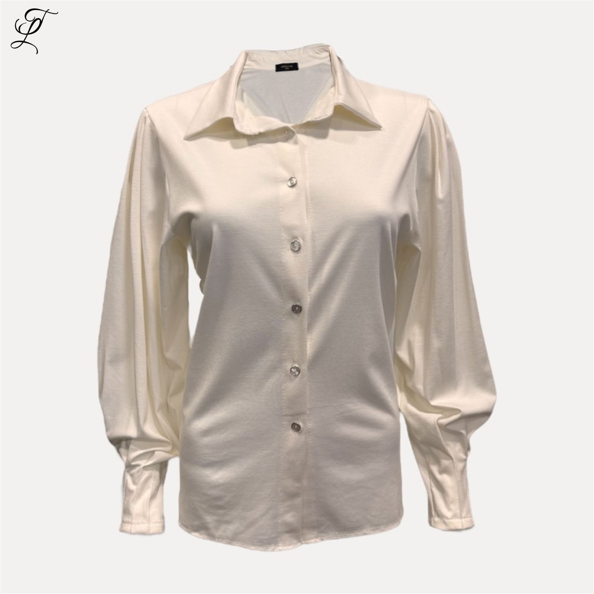 Elegante Chastar Tricot Blouse Amira in crème met klassieke kraag, doorknoopsluiting en subtiel geplooide mouwen.