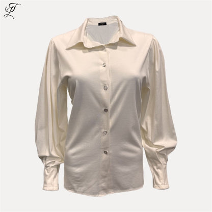 Elegante Chastar Tricot Blouse Amira in crème met klassieke kraag, doorknoopsluiting en subtiel geplooide mouwen.