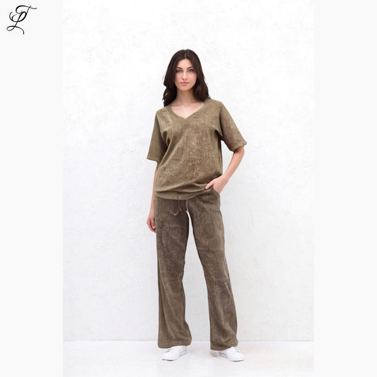 Chastar Fluwelen Set Sofie in taupekleur met V-hals top en rechte broek met elastische taille, comfortabele pasvorm.