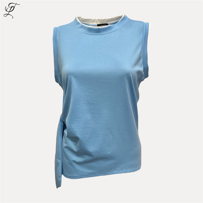 Luchtige en stijlvolle Chastar Tricot Top in lichtblauw met speels strikdetail voor een casual zomerse look.