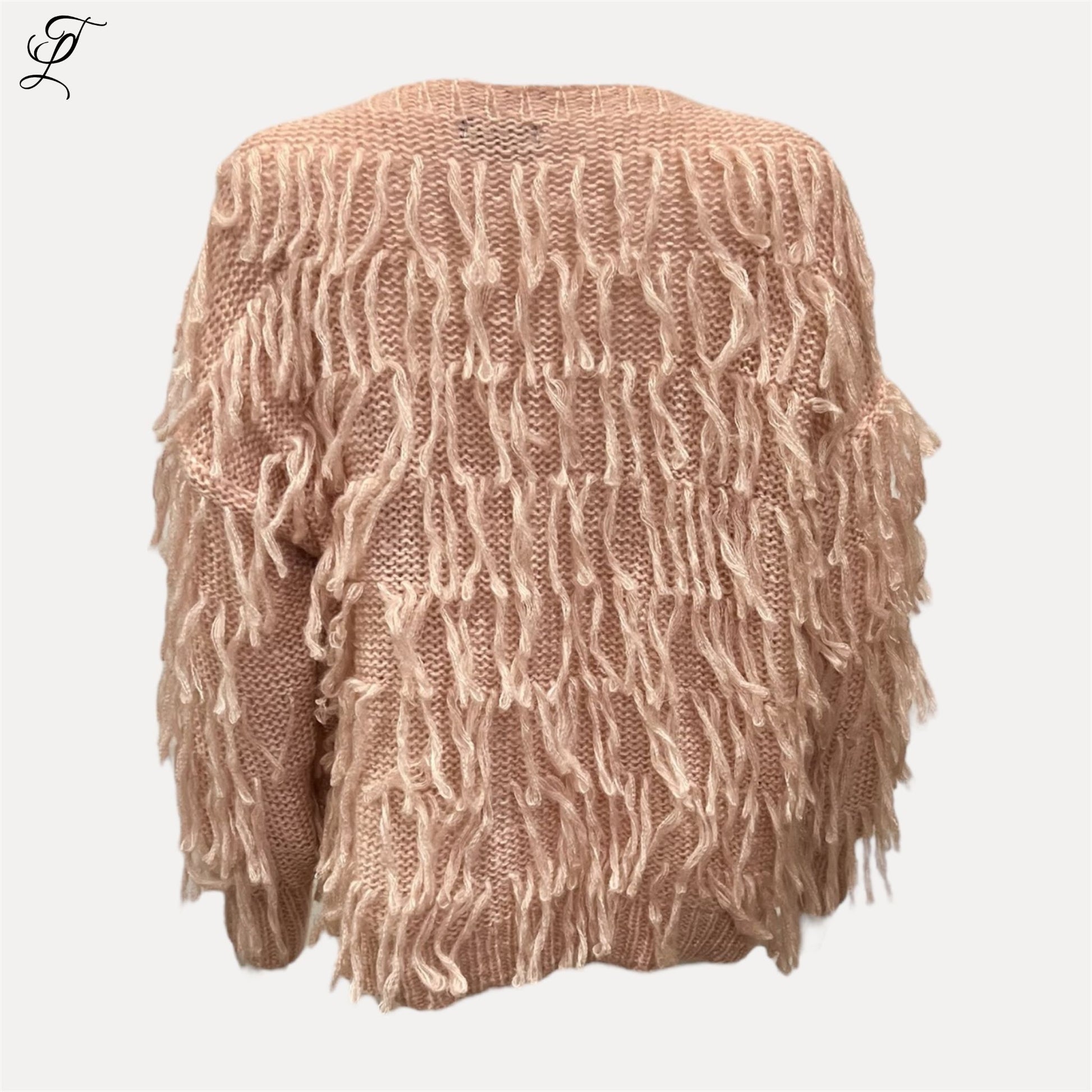 Chastar Fringe Knit Vest in zachte roze tint met decoratieve franjes, los en comfortabel breisel, V-hals en knoopsluiting.