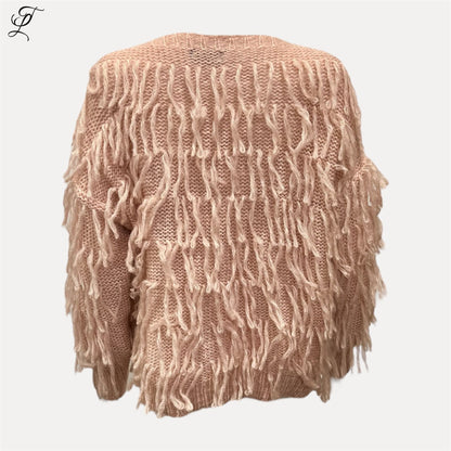 Chastar Fringe Knit Vest in zachte roze tint met decoratieve franjes, los en comfortabel breisel, V-hals en knoopsluiting.