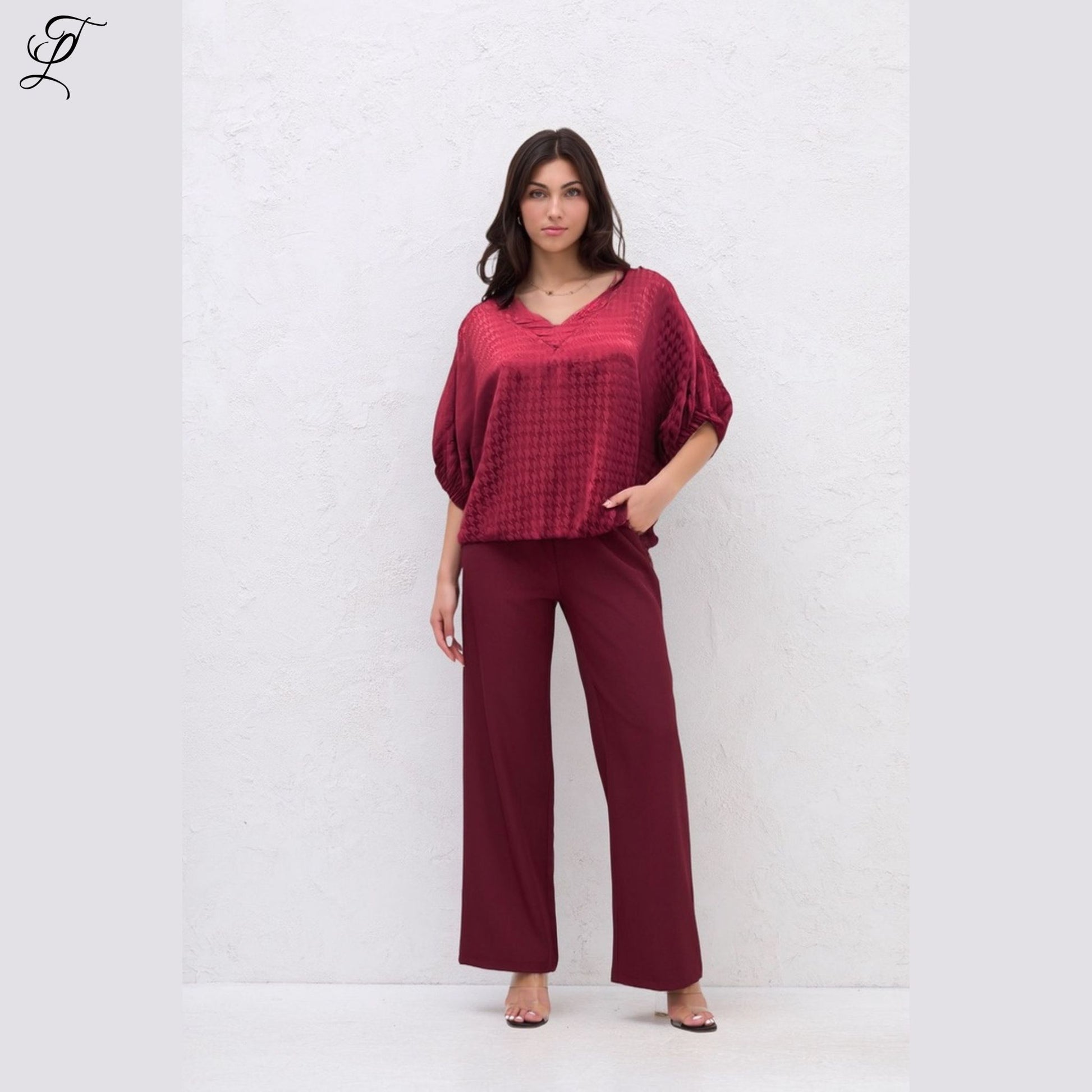 Chastar Viscose Top in bordeaux met subtiel geweven patroon en luchtige pasvorm, stijlvol en comfortabel.
