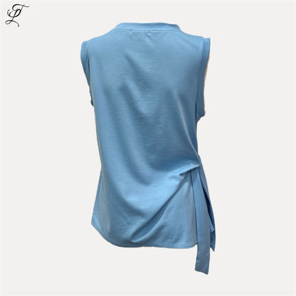Chastar Tricot Top in lichtblauw met speels strikdetail en comfortabele, luchtige pasvorm voor casual dagen.