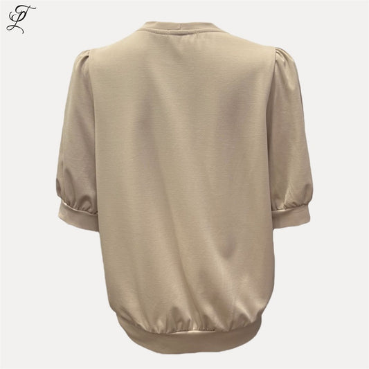 Chastar Comfort Fit Top Ella in beige met gepofte mouwen en elastische boord, perfect voor casual en chique looks Tops & Shirts