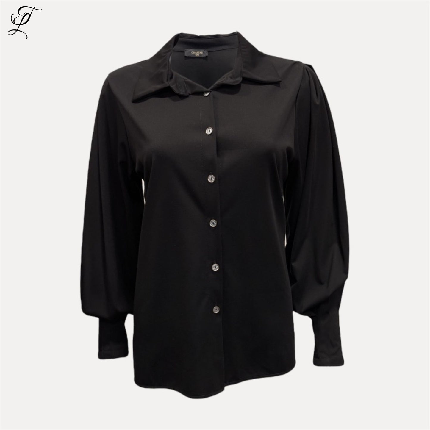 Chastar Tricot blouse Amira in zwart met klassieke kraag, doorknoopsluiting en subtiel geplooide mouwen voor elegante look.