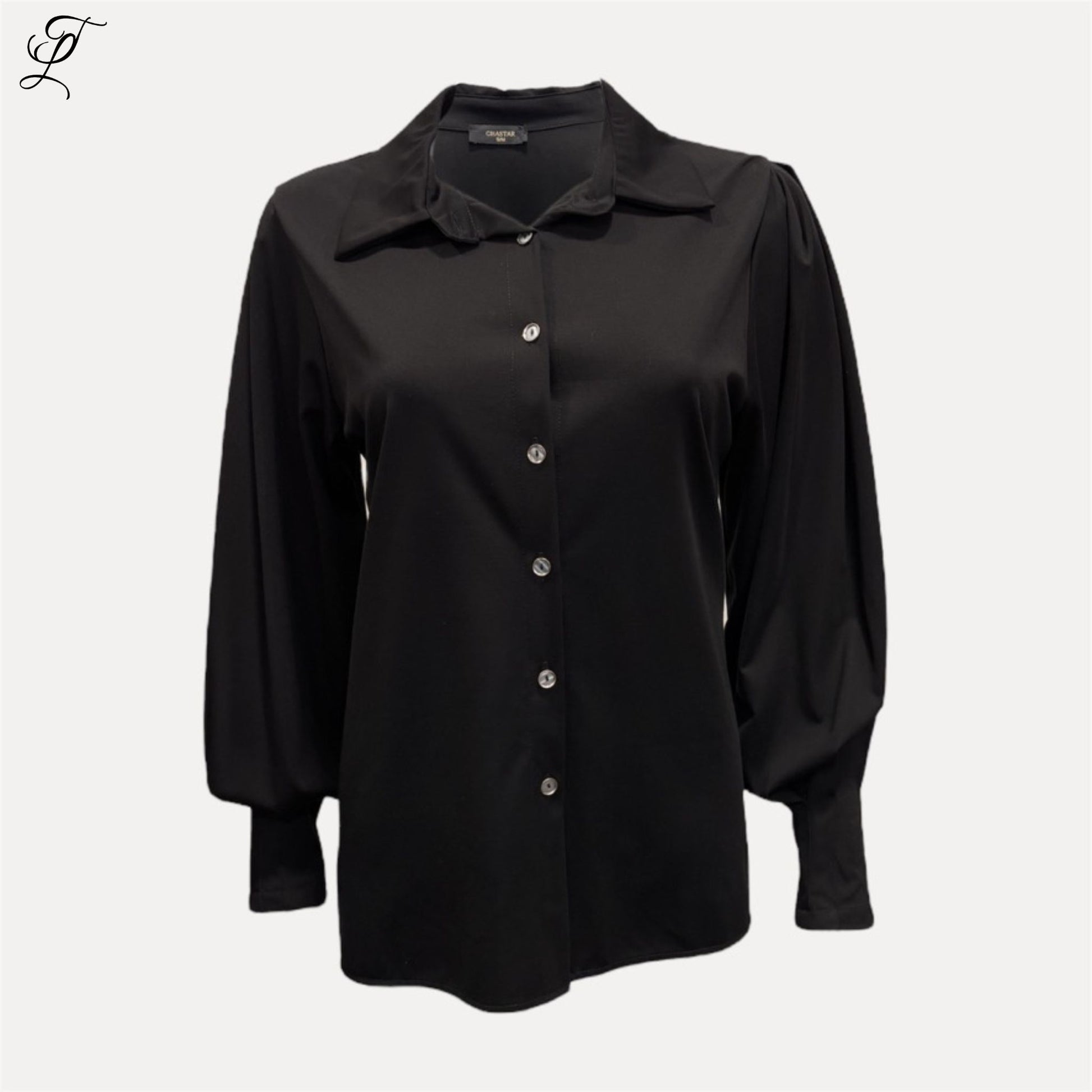 Chastar Tricot blouse Amira in zwart met klassieke kraag, doorknoopsluiting en subtiel geplooide mouwen voor elegante look.