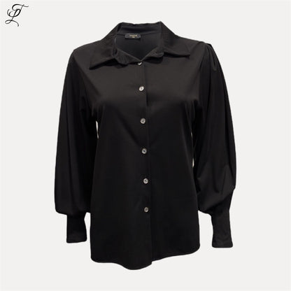 Chastar Tricot blouse Amira in zwart met klassieke kraag, doorknoopsluiting en subtiel geplooide mouwen voor elegante look.