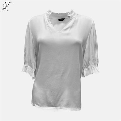 Chastar Zijde Viscose V-Top in offwhite met elegante ruches aan hals en mouwen, vervaardigd uit luxe zijdemix