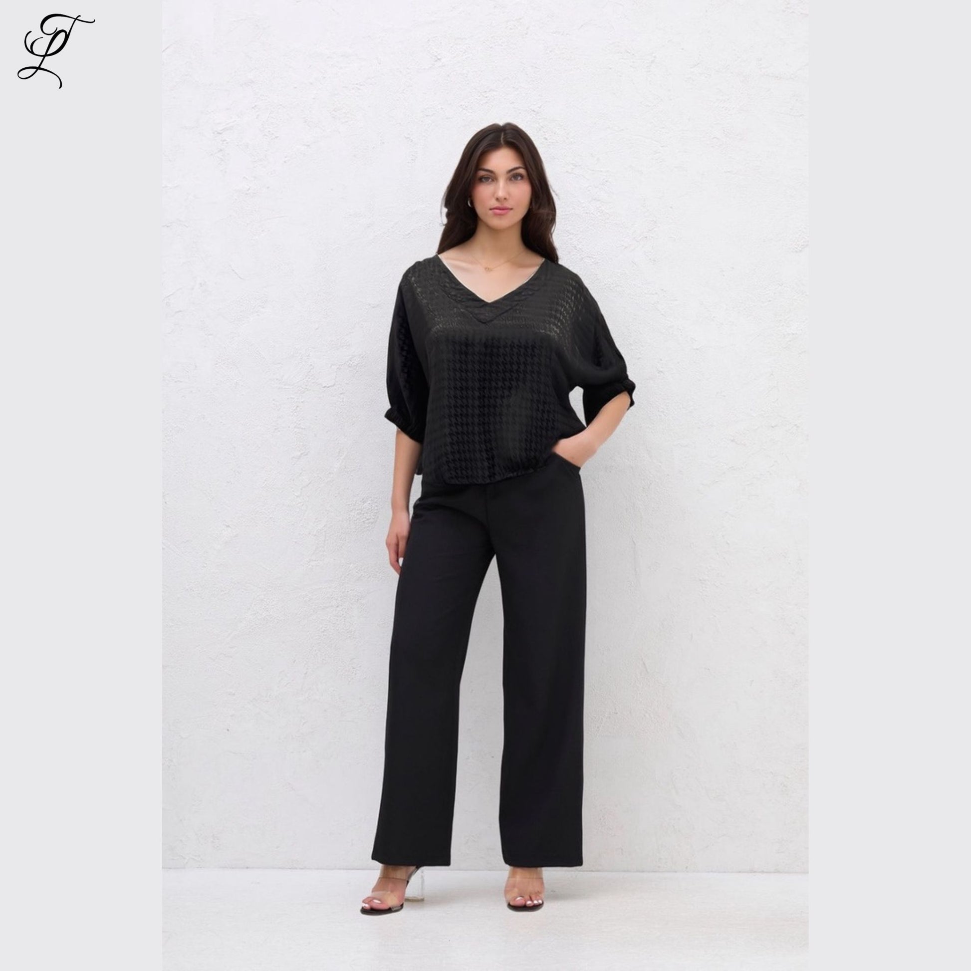 Chastar Viscose Top in zwart met subtiel geweven patroon en losse pasvorm voor dagelijks en feestelijk gebruik.