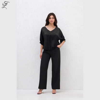 Chastar Viscose Top in zwart met subtiel geweven patroon en losse pasvorm voor dagelijks en feestelijk gebruik.