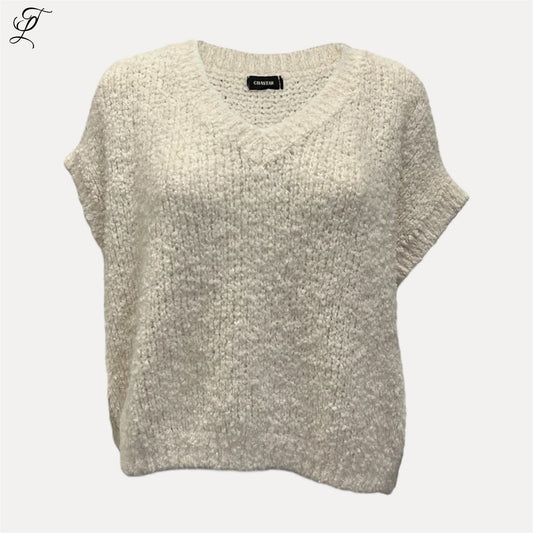Chastar Soft Knit Gilet Noa in beige met zachte, losse pasvorm en diepe V-hals, ideaal voor laagjes of casual stijl.