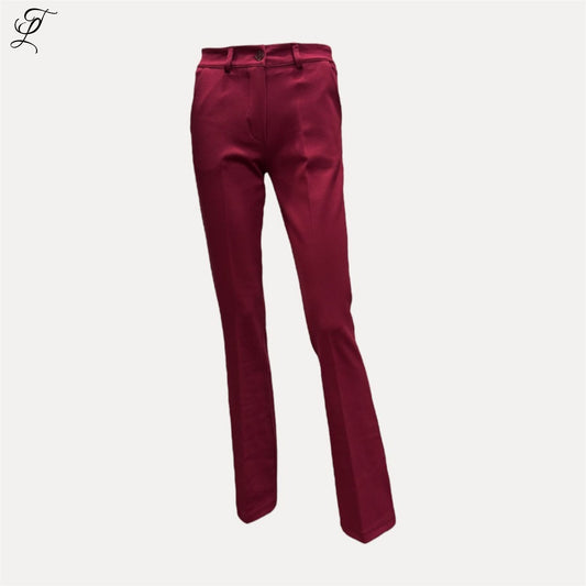 Bordeauxrode Chastar flair broek met elegante snit en uitlopende pijpen, geschikt voor zakelijke en casual looks.