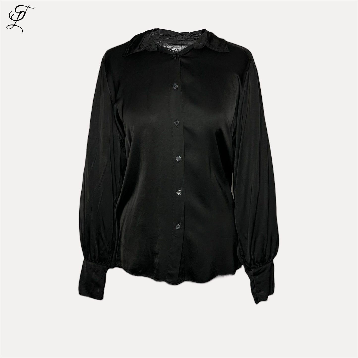 Chastar Zijde-Viscose Blouse in elegant zwart met pofmouwen en knoopsluiting, gemaakt van glanzende zijde-viscose mix. Klassieke snit met ronde hals en manchetten. Perfect voor dagelijks gebruik en speciale gelegenheden. Blouses, Collectie