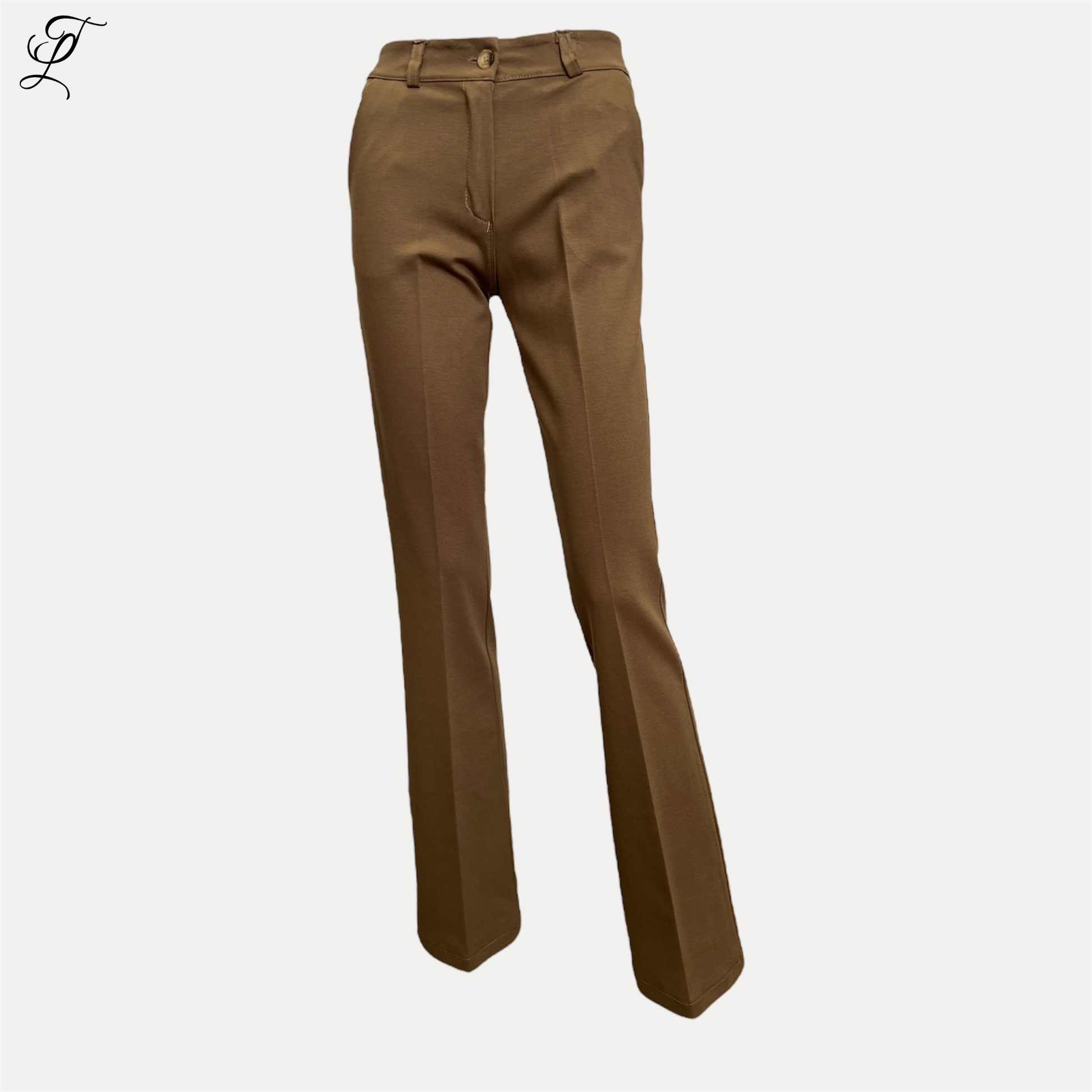 Chastar Flair Broek in elegante camelkleur, stijlvol uitlopende pijpen met perfecte pasvorm. Klassieke damesbroek met flatterende snit, ideaal voor zakelijke en casual looks. Beschikbaar in verschillende maten. Home page, Collectie, Bestsellers