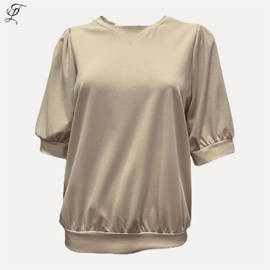 Chastar Comfort Fit Top Ella in beige met pofmouwen en elastische boord, perfect voor casual en stijlvolle looks Tops & Shirts Collectie