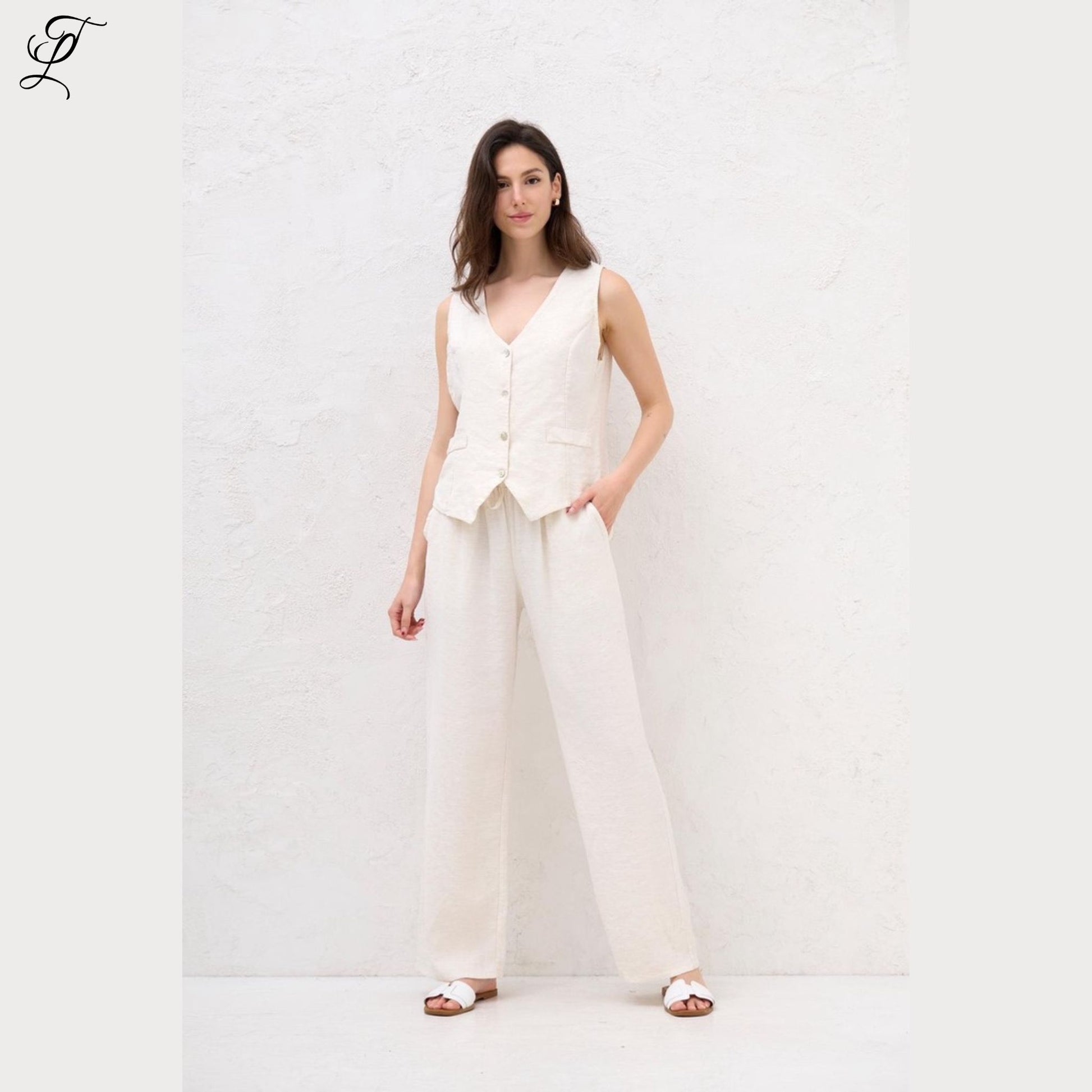 Draag de luchtige Chastar Linnen Top met V-hals en knoopsluiting voor een zomerse en vrouwelijke look.