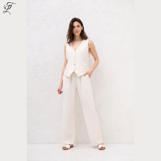 Draag de luchtige Chastar Linnen Top met V-hals en knoopsluiting voor een zomerse en vrouwelijke look.
