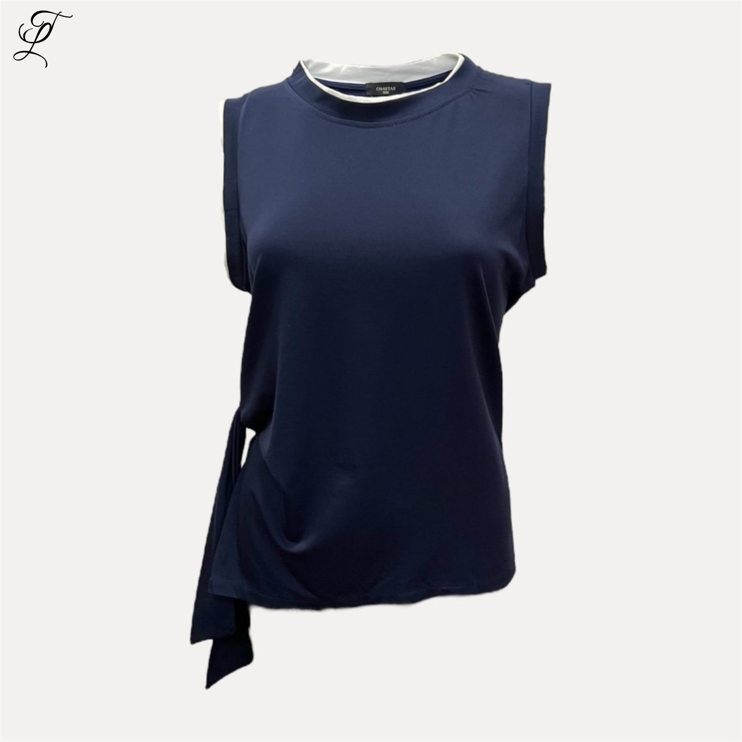 Chastar Tricot Top in donkerblauw met speels strikdetail en contrasterende bies voor een casual, sportieve look.