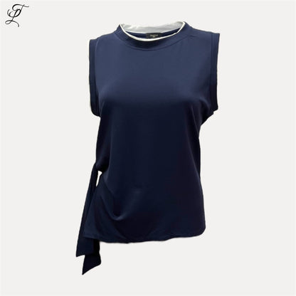 Chastar Tricot Top in donkerblauw met speels strikdetail en contrasterende bies voor een casual, sportieve look.