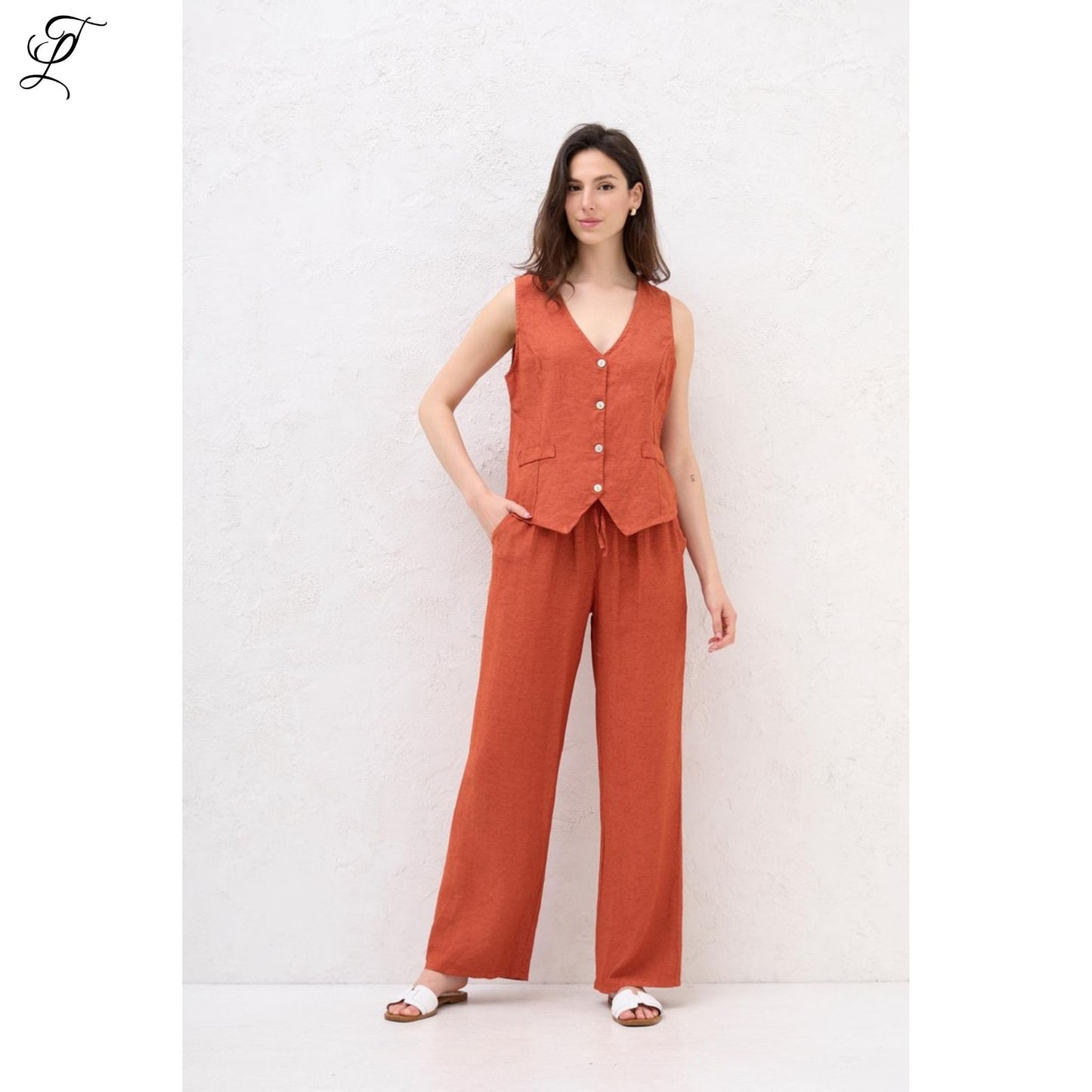 Chastar Linnen Top in roest met V-hals en knoopsluiting, perfect voor zomerse, casual en stijlvolle looks.