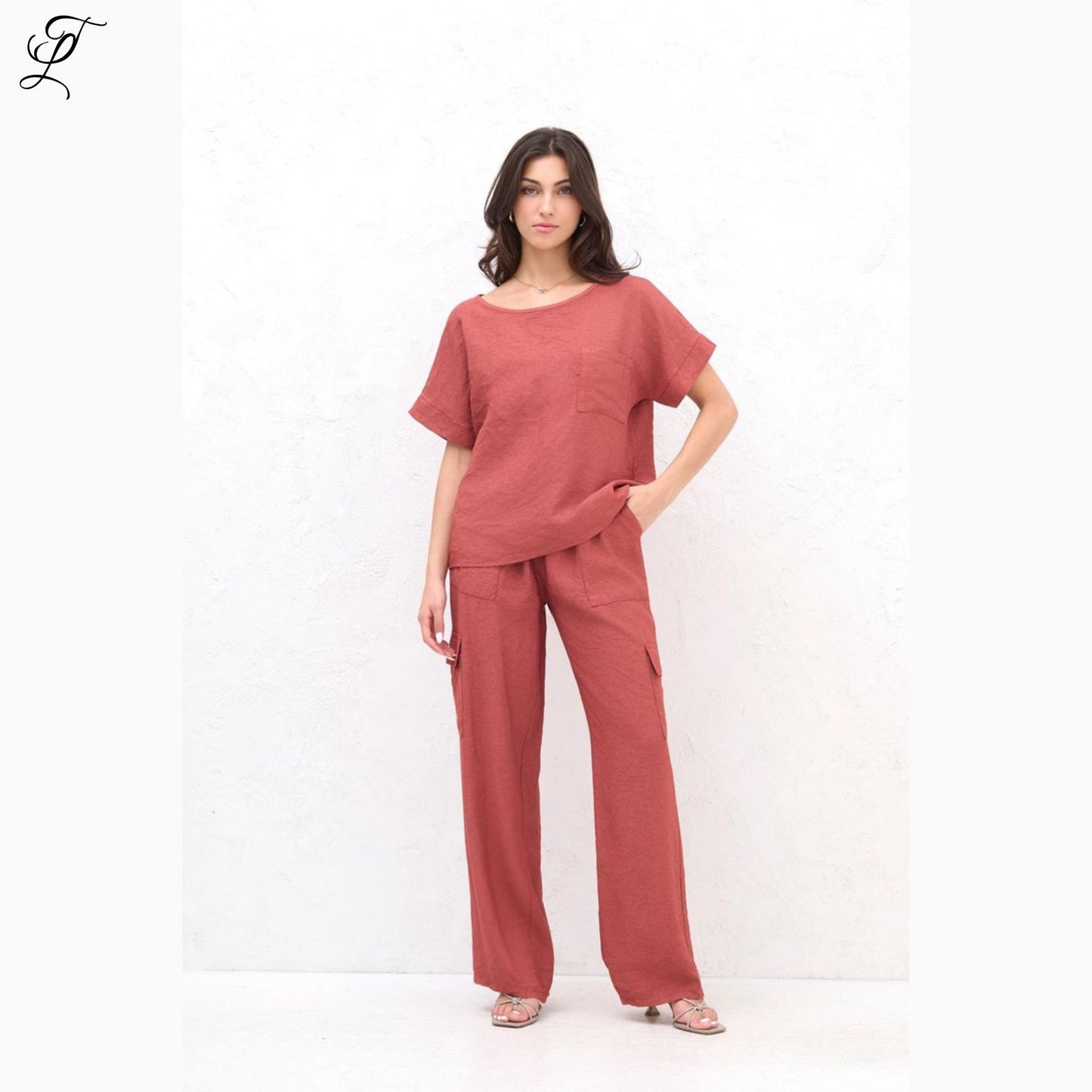 Chastar Viscose Linnen Set Emma met losse top en broek met cargo zakken in roestkleur, comfortabel en stijlvol linnen set.
